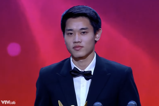 Dinh Bac receives the title of Young Athlete of 2025, reveals a very special action after winning gold at the SEA Games 33 - Photo 1.