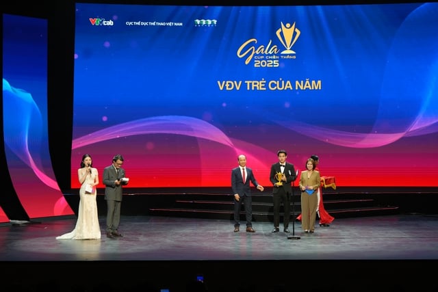 Dinh Bac receives the Young Athlete of 2025 title, reveals a very special action after winning gold at the SEA Games 33 - Photo 4.