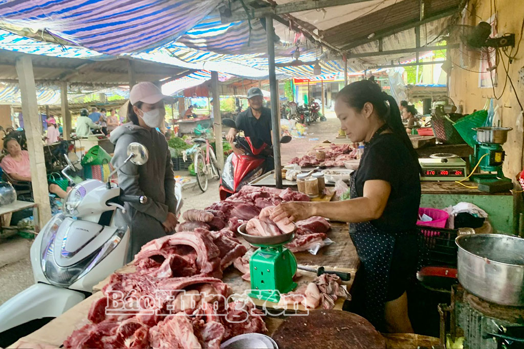 Rostoucí ceny živých prasat vyvolaly nárůst cen vepřového masa na místních trzích v celé provincii. (Fotografie ukazuje lidi, jak si kupují vepřové maso na místním trhu v obci Long Hung).