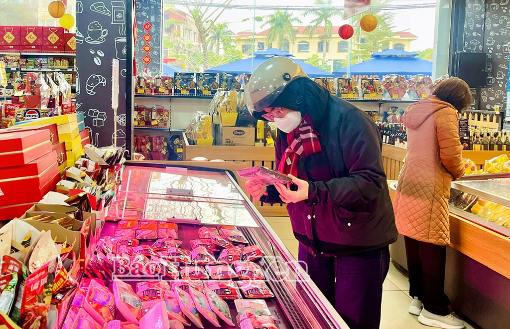 Na trzích a v supermarketech se ceny vepřového masa pohybují od 130 000 do 190 000 VND/kg v závislosti na druhu.