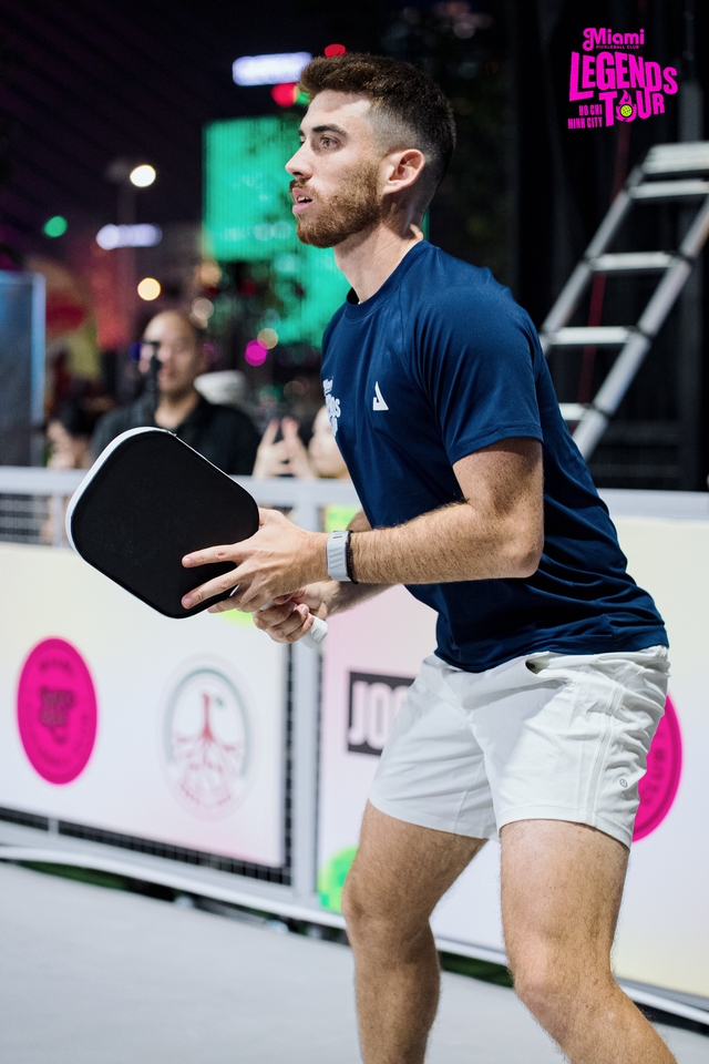 L'ex numero uno al mondo di pickleball incanta il pubblico di Ho Chi Minh City - Foto 1. Cựu số 1 pickleball thế giới khiến khán giả TP.HCM trầm trồ- Ảnh 1.