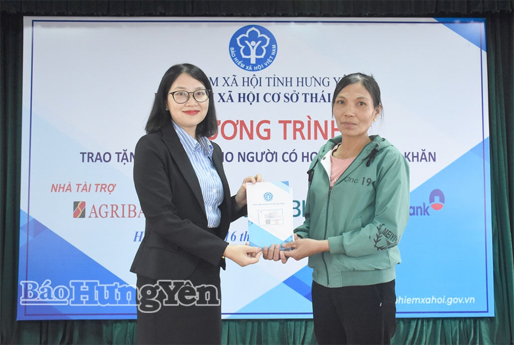 I rappresentanti della Vietcombank Thai Binh hanno consegnato le tessere di assicurazione sanitaria alla signora Nguyen Thi Oanh (quartiere Tran Lam).