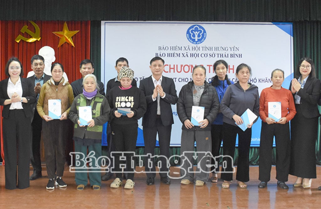 L'ente di previdenza sociale di Thai Binh, insieme ai rappresentanti degli sponsor, ha consegnato le tessere sanitarie alle persone in difficoltà.