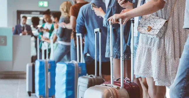 なぜ多くの乗客は、まだ自分の番ではないのに、飛行機に搭乗するために列に密集するのだろうか?