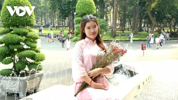 Secondo le osservazioni dei giornalisti, una grande percentuale di visitatori del Palazzo dell'Indipendenza indossava l'ao dai, l'abito tradizionale vietnamita, durante questo periodo.