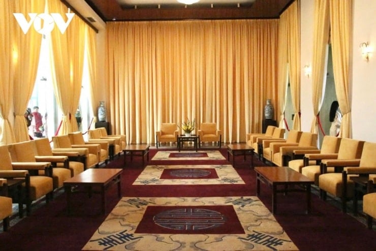 All'interno del Palazzo dell'Indipendenza si trovano oltre 100 stanze decorate con cura, tra cui: uffici, sale di rappresentanza, la Sala dei Grandi Banchetti, camere da letto, una sala cinema, sale per l'intrattenimento e altro ancora.