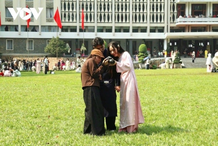 Scattare foto indossando il tradizionale ao dai vietnamita presso il Palazzo dell'Indipendenza contribuisce anche a promuovere l'immagine e la cultura del Vietnam presso gli amici internazionali.