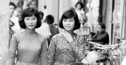 De kwestie van de vermenging van de traditionele Vietnamese kleding (áo dài) met andere stijlen voor