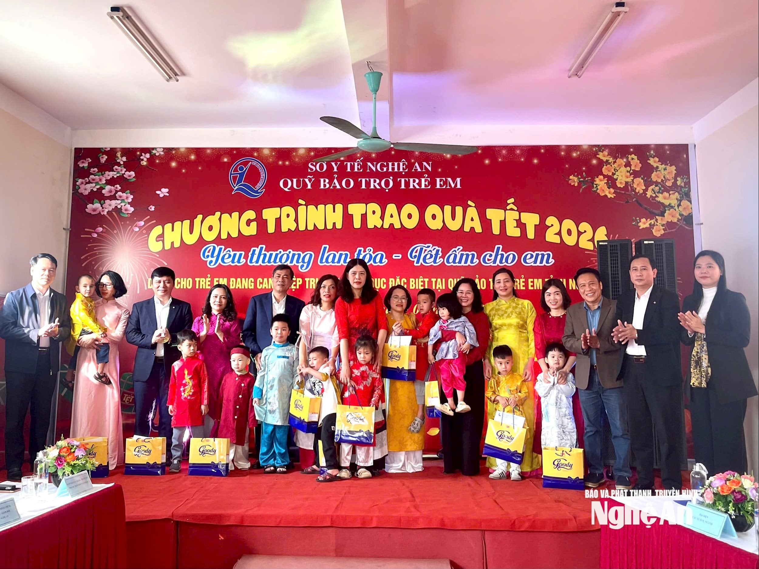 Trao quà Tết “Yêu thương lan tỏa - Tết ấm cho em” tại Quỹ bảo trợ trẻ ...