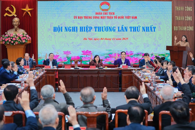 Memperkenalkan 975 calon untuk Dewan Undangan Negeri ke-16 - Foto 1. Giới thiệu 975 người ứng cử Đại biểu Quốc hội khóa XVI- Ảnh 1.