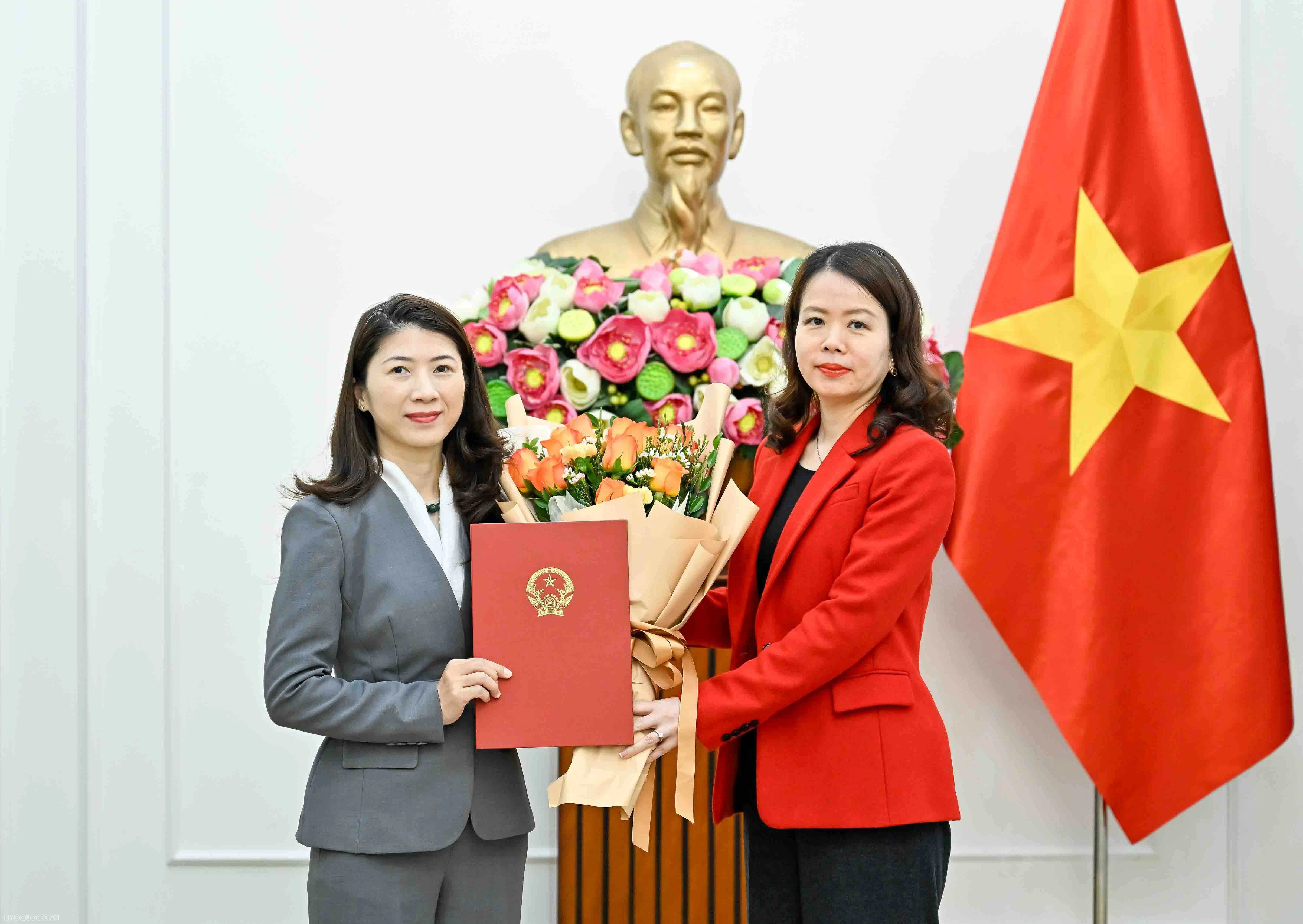 Der stellvertretende Auenminister Nguyen Minh Hang stellt Entscheidungen  ber die Ernennung und Versetzung von Fhrungskrften auf Abteilungsebene  vor.