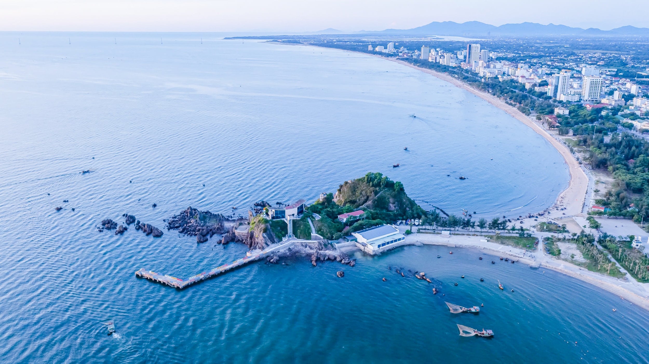 ภาพทิวทัศน์ของเมืองท่องเที่ยวชายฝั่งกัวโล ภาพถ่ายโดย Quoc Dan