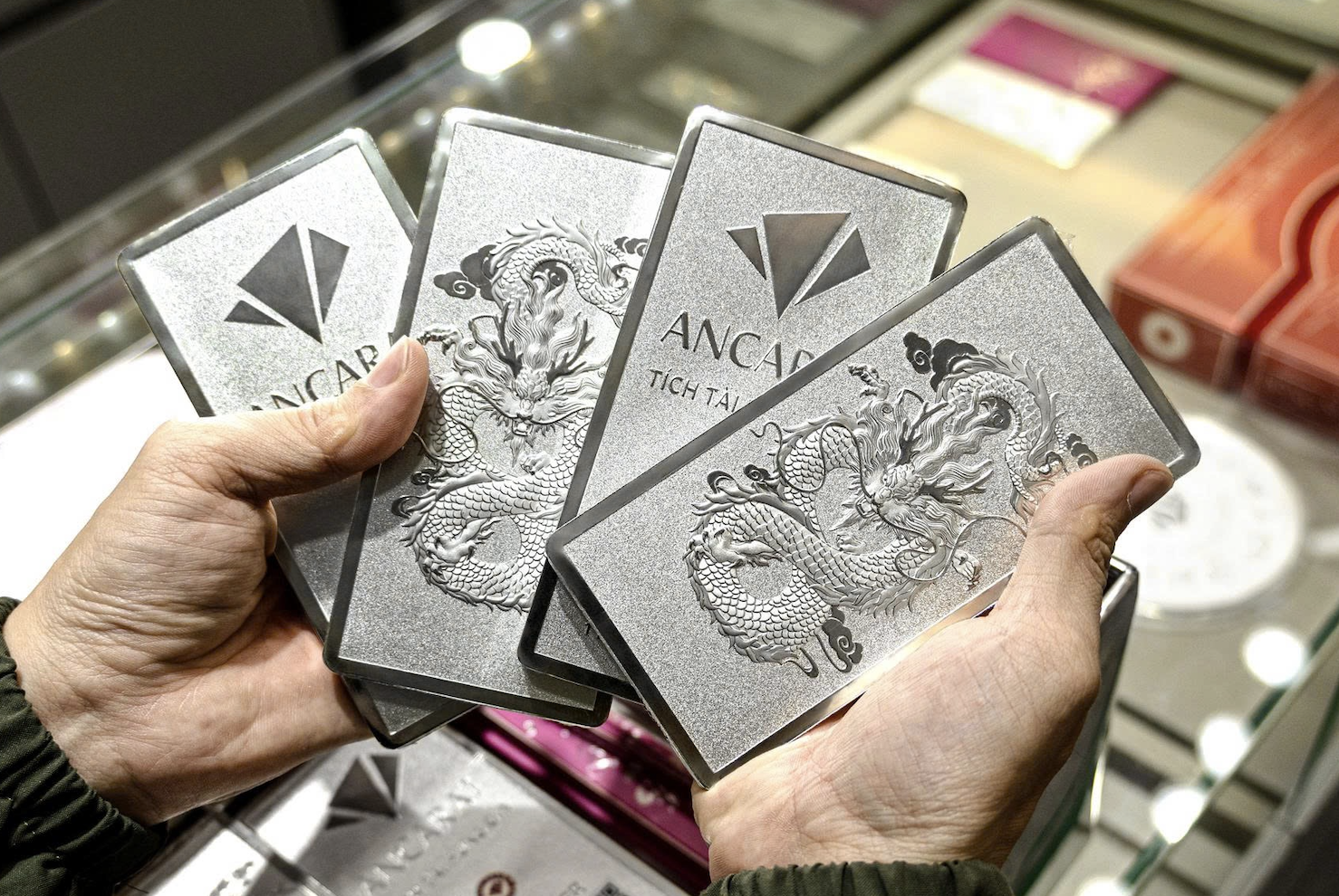 銀価格は前例のないほど急落し、わずか1日で1キログラムあたり2,100万ドン近く下落した。