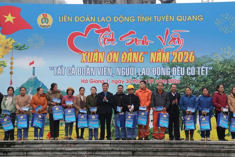 A Federação Provincial de Sindicatos de Tuyen Quang está organizando o programa 