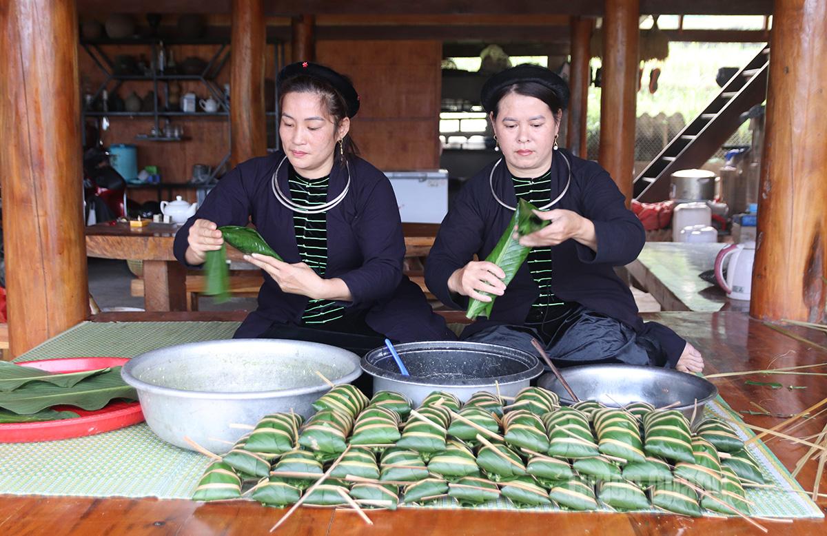 Femeile Tay din cartierul 1 Ha Giang împachetează banh chung (turte tradiționale vietnameze de orez), păstrând aromele de Tet (Anul Nou vietnamez).