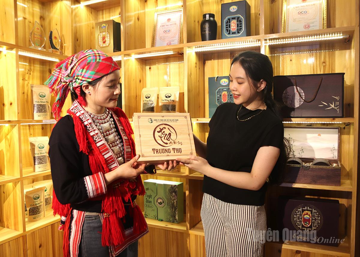 Ceaiul Shan Tuyet, certificat în cadrul programului OCOP și ambalat în ambalaje elegante, devine o alegere populară și semnificativă de cadou pentru multe familii în timpul Tet (Anul Nou Lunar).