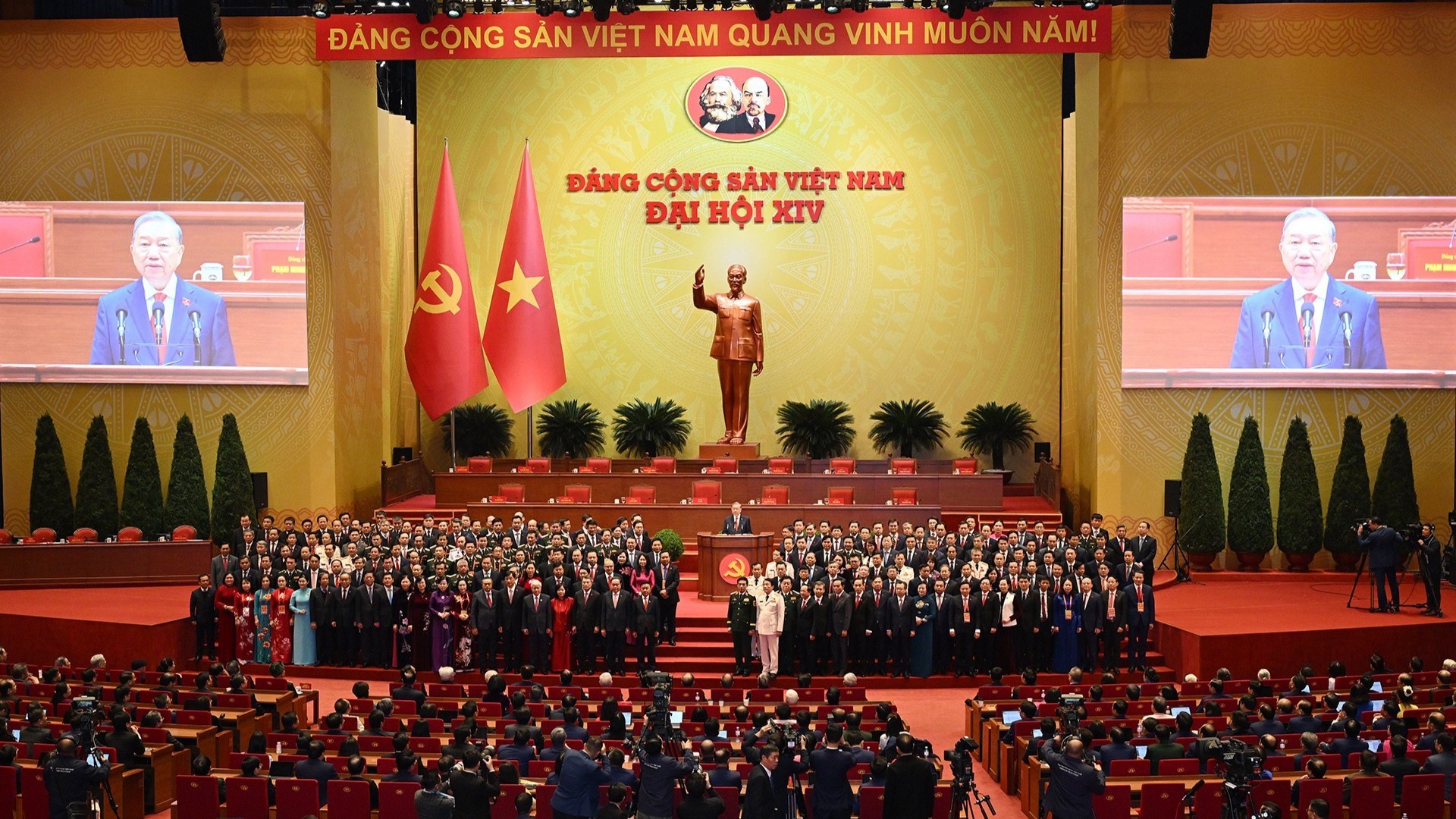Ban Chấp hành Trung ương khóa XIV ra mắt Đại hội. (Ảnh: Báo Nhân Dân)