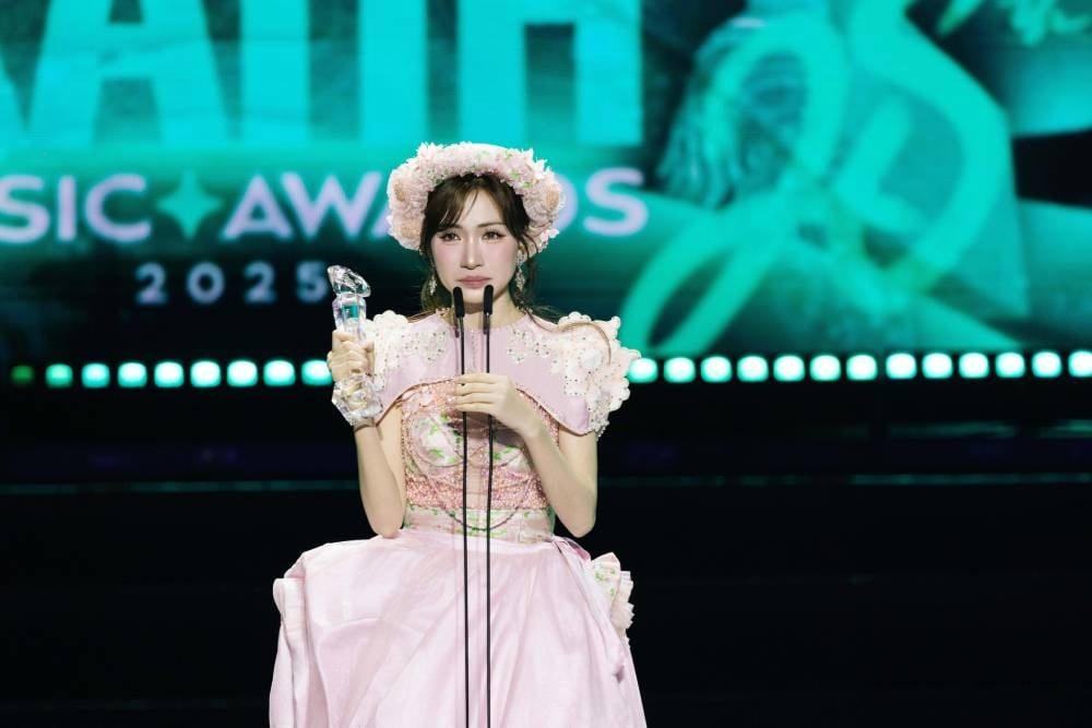 Hoa Minzy e Nguyen Hung hanno ottenuto vittorie schiaccianti ai Green Wave Awards 2025 - Foto 4. Hoà Minzy, Nguyễn Hùng giành chiến thắng áp đảo tại Làn sóng xanh 2025 - Ảnh 4.