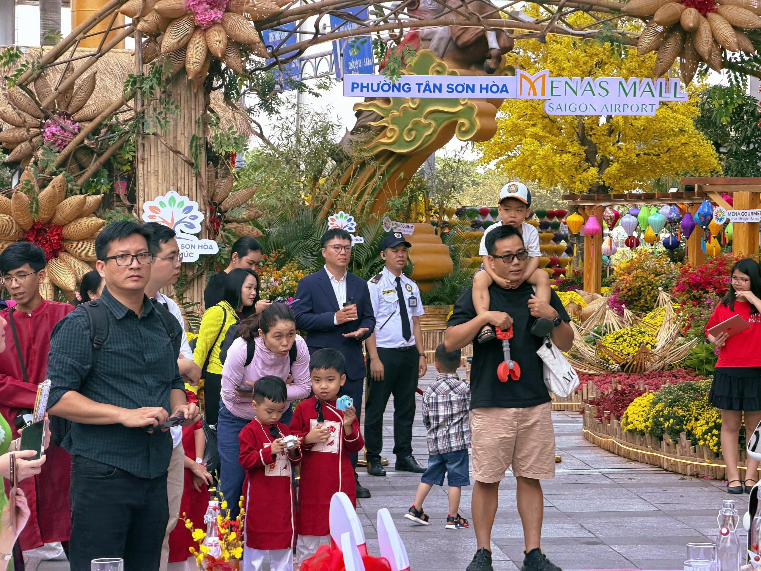 Đường hoa 5 tỉ đồng tại cửa ngõ sân bay Tân Sơn Nhất có gì?