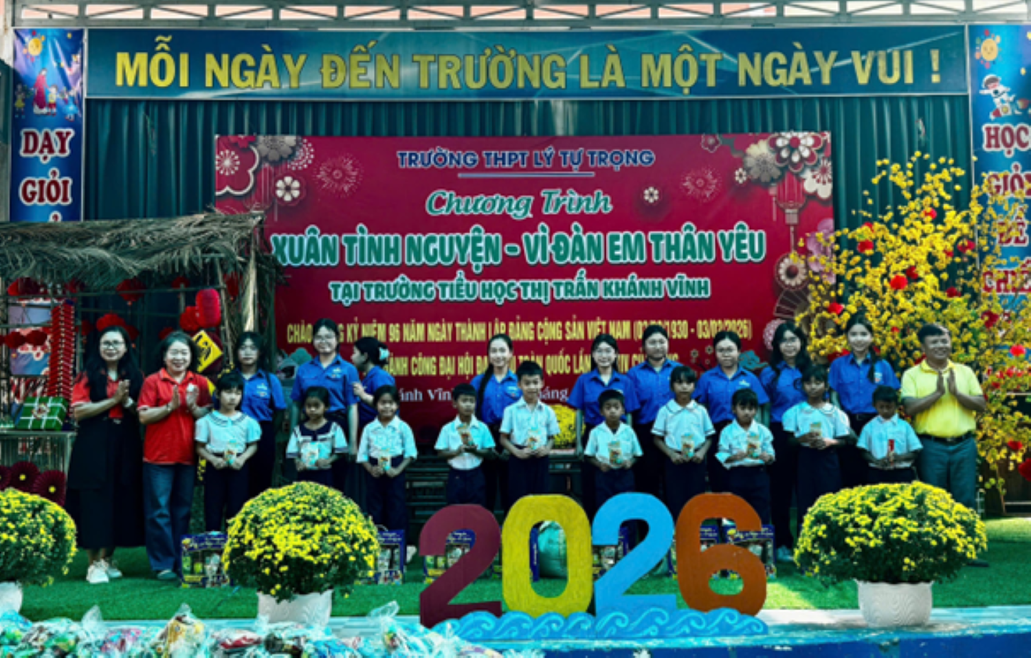 Ly Tu Trong High School organized the "Spring Volunteer Program - For Our Beloved Younger Siblings" in Khanh Vinh commune. - Vietnam.vn