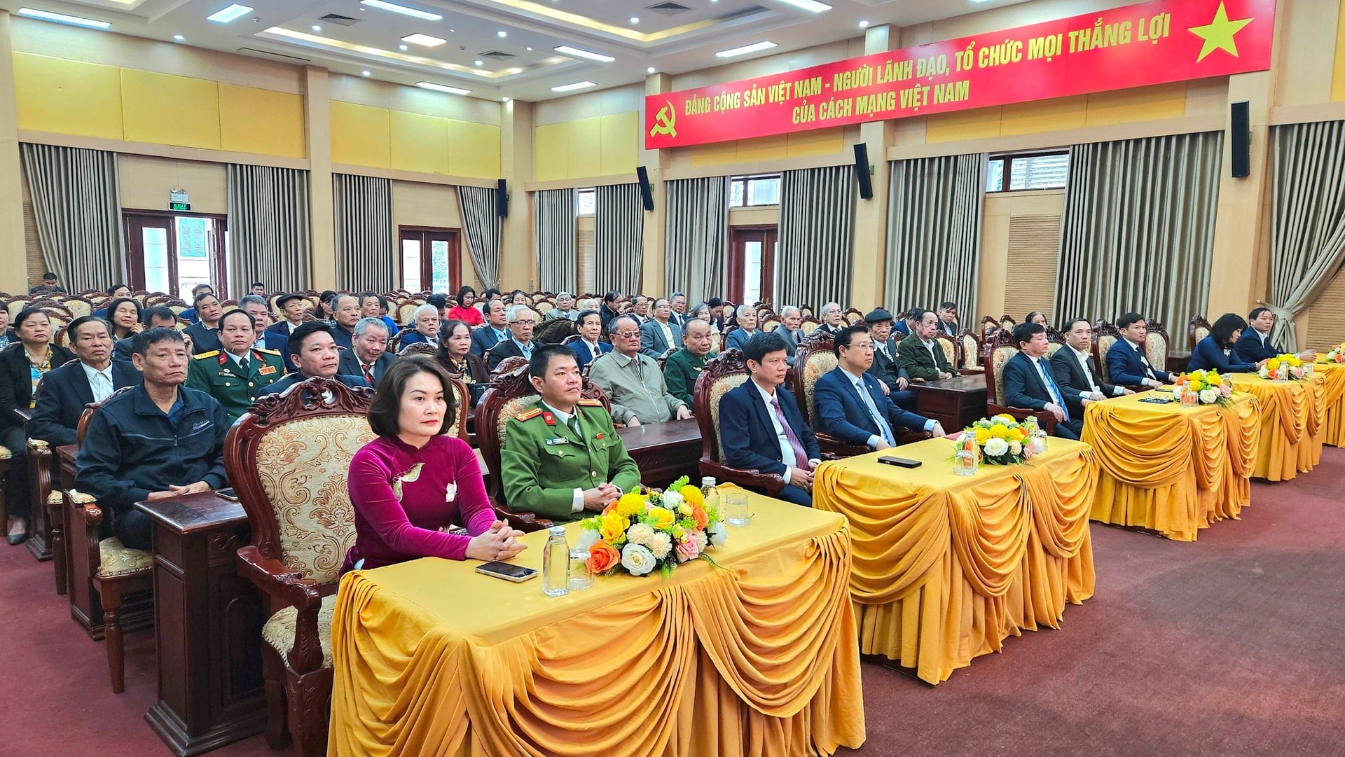 Hoài Đức trao Huy hiệu Đảng đợt 3/2- Ảnh 1.