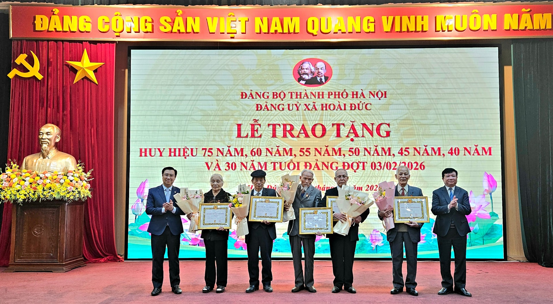 Hoài Đức trao Huy hiệu Đảng đợt 3/2- Ảnh 3.