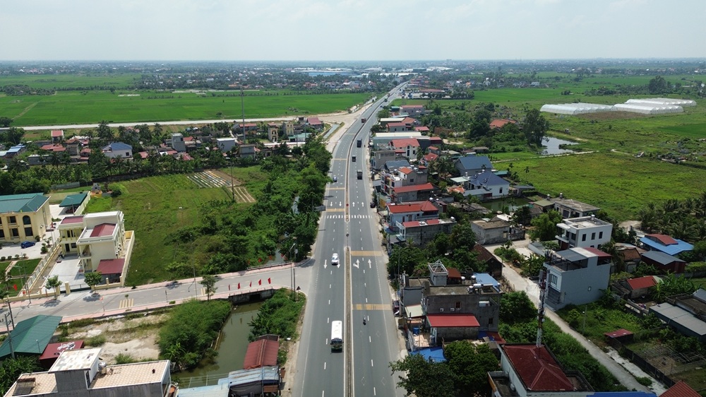 ตำบลวิงห์ถวนตั้งอยู่บนทางหลวงหมายเลข 10 ซึ่งอำนวยความสะดวกในการค้าขายกับพื้นที่ใกล้เคียง