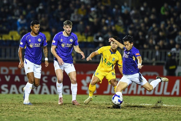 Đỗ Hùng Dũng dính thẻ đỏ nhưng Hà Nội FC vẫn thắng trên sân Vinh - Ảnh 1.