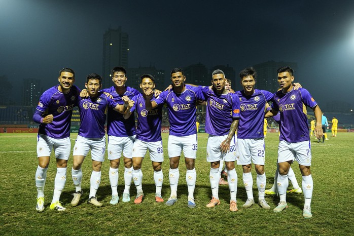 Đỗ Hùng Dũng dính thẻ đỏ nhưng Hà Nội FC vẫn thắng trên sân Vinh - Ảnh 3.