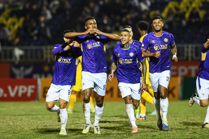 Đỗ Hùng Dũng dính thẻ đỏ nhưng Hà Nội FC vẫn thắng trên sân Vinh - Ảnh 4.
