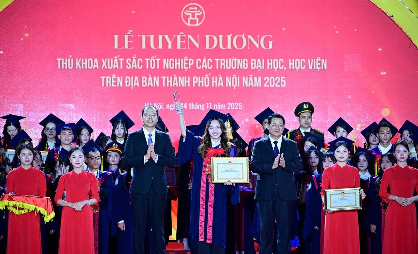 Jahrgangsbeste bei der Zeremonie zur Auswahl der herausragendsten Absolventen von Universitäten und Akademien der Stadt im Jahr 2025..jpg