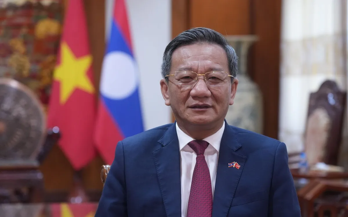 เอกอัครราชทูตวิสามัญผู้มีอำนาจเต็มแห่งสาธารณรัฐสังคมนิยมเวียดนามประจำสาธารณรัฐประชาธิปไตยประชาชนลาว เหงียน มินห์ ตัม Đại sứ đặc mệnh toàn quyền nước CHXHCN Việt Nam tại nước CHDCND Lào Nguyễn Minh Tâm