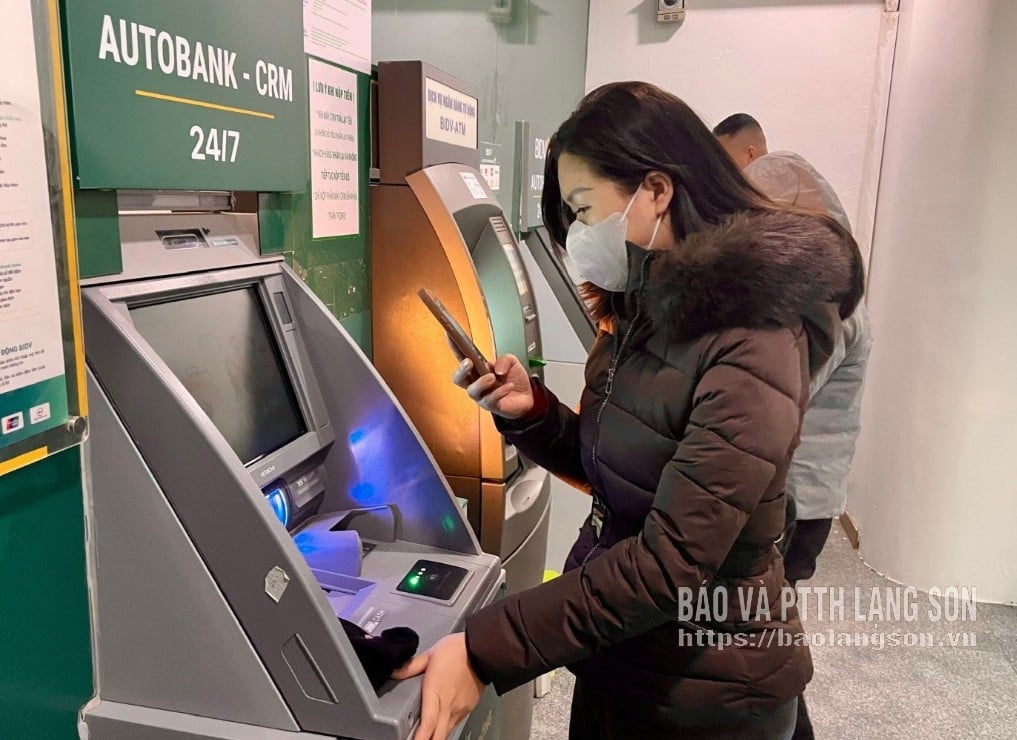 Nasabah menarik uang menggunakan kode QR di ATM Bank Investasi dan Pembangunan Komersial Vietnam (BIDV) Cabang Lang Son.