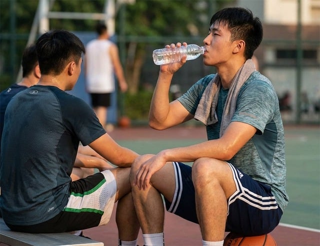 Chơi thể thao xong có nên uống bia hay cà phê? - Ảnh 2.