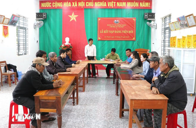 ttxvn-quang-ngai-chu-trong-phat-trien-dang-vien-nguoi-dan-toc-thieu-so2.jpg