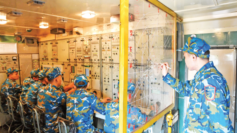 ทหารจากกรมทหารที่ 64 ฝึกซ้อมสถานการณ์การรบ (ภาพโดย THẾ ĐẠI)