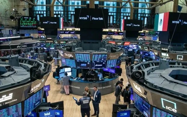 Un operatore di borsa alla Borsa di New York, USA. (Foto: THX) Giao dịch viên tại sàn chứng khoán New York, Mỹ. (Ảnh: THX)