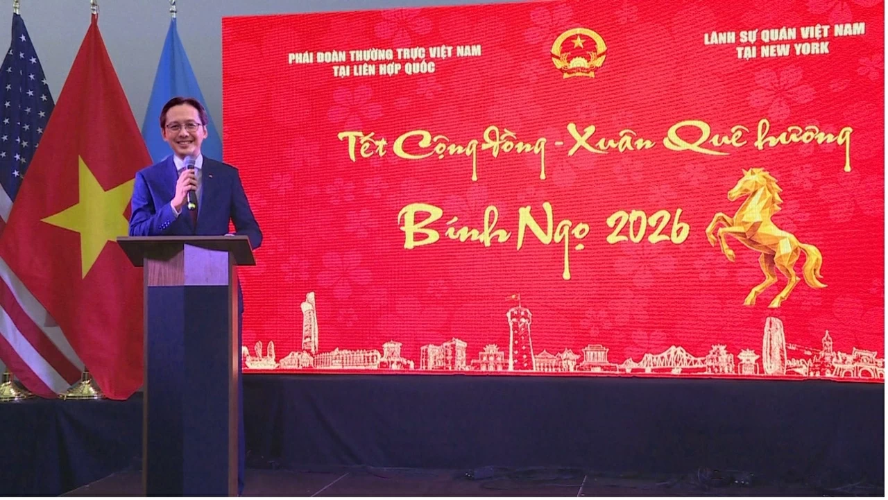 O embaixador Do Hung Viet fez um discurso de felicitações de Ano Novo. Đại sứ Đỗ Hùng Việt phát biểu chúc Tết.