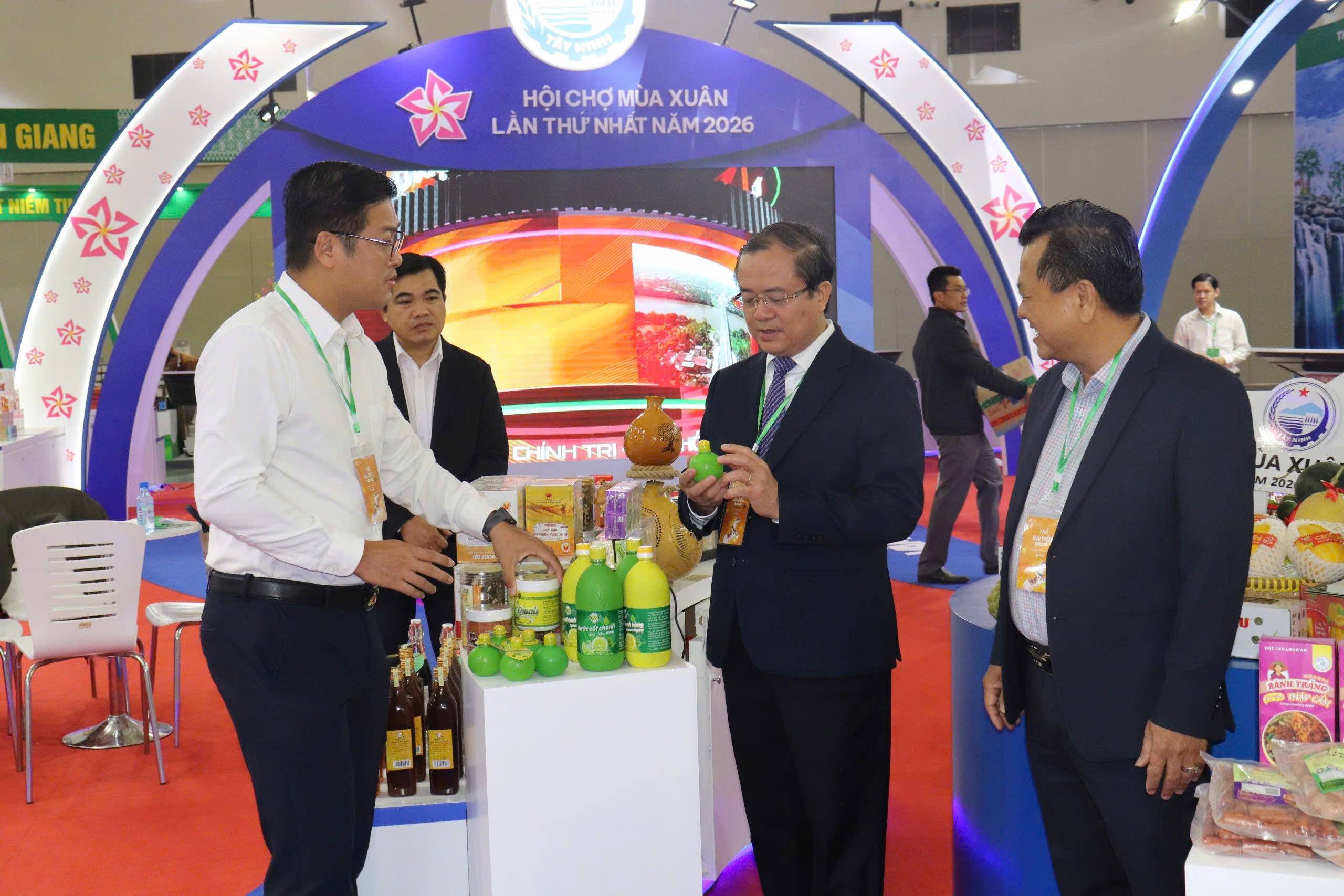 Leaders of Tay Ninh province surveyed the exhibition and product ...