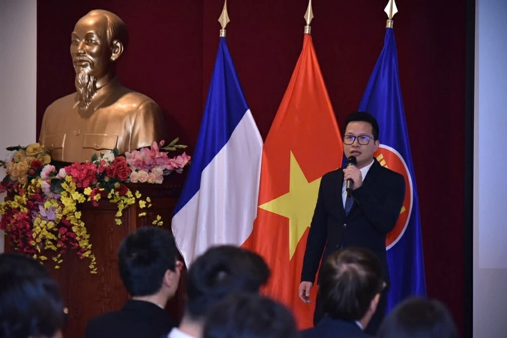 Segundo seminário científico sobre o papel dos intelectuais vietnamitas expatriados na França. Tọa đàm khoa học lần thứ hai về vai trò trí thức kiều bào Việt Nam tại Pháp