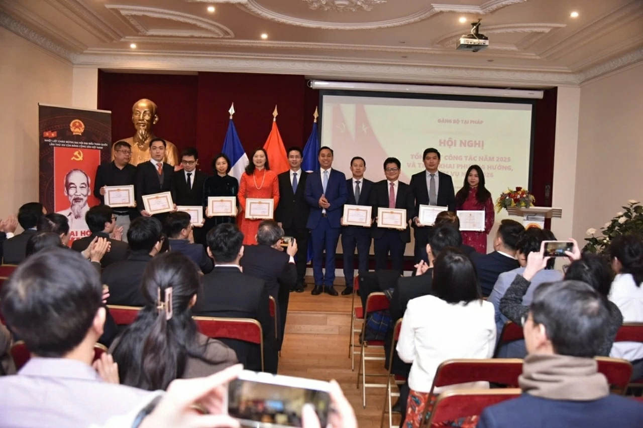 Segundo seminário científico sobre o papel dos intelectuais vietnamitas expatriados na França. Tọa đàm khoa học lần thứ hai về vai trò trí thức kiều bào Việt Nam tại Pháp
