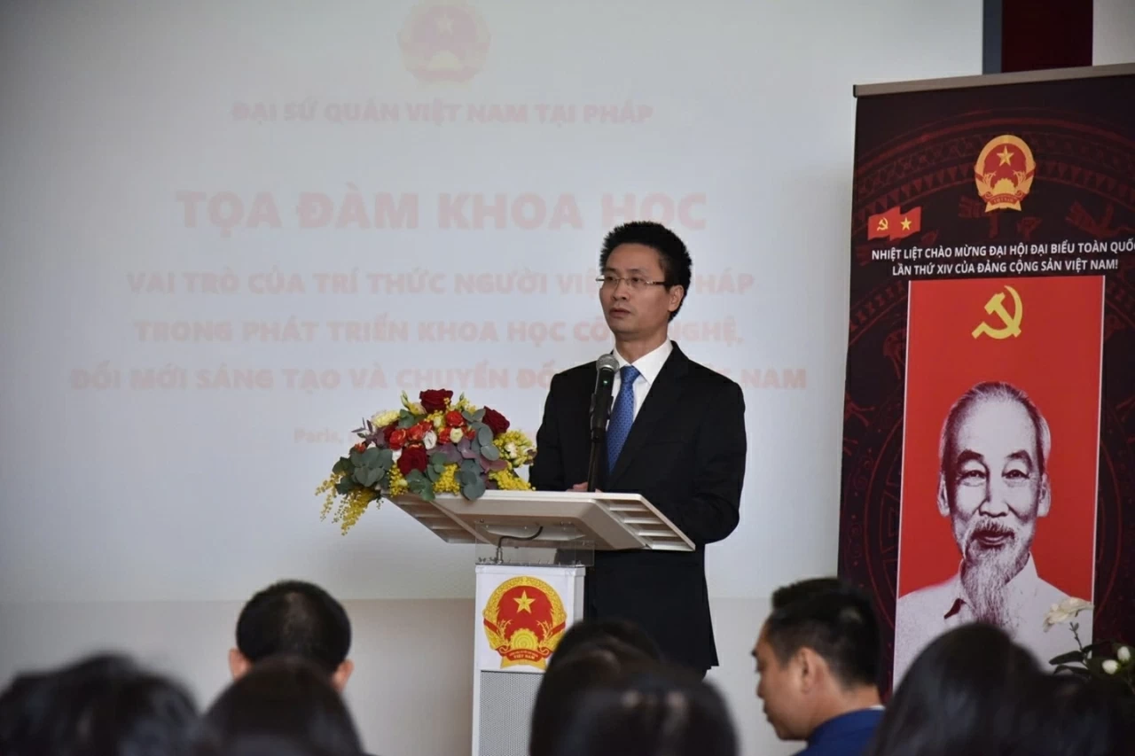 Segundo seminário científico sobre o papel dos intelectuais vietnamitas expatriados na França. Tọa đàm khoa học lần thứ hai về vai trò trí thức kiều bào Việt Nam tại Pháp