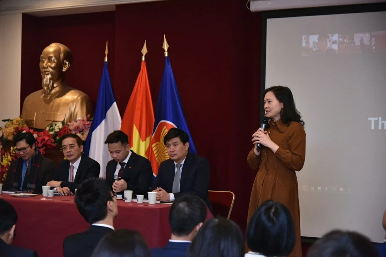 Segundo seminário científico sobre o papel dos intelectuais vietnamitas expatriados na França. Tọa đàm khoa học lần thứ hai về vai trò trí thức kiều bào Việt Nam tại Pháp