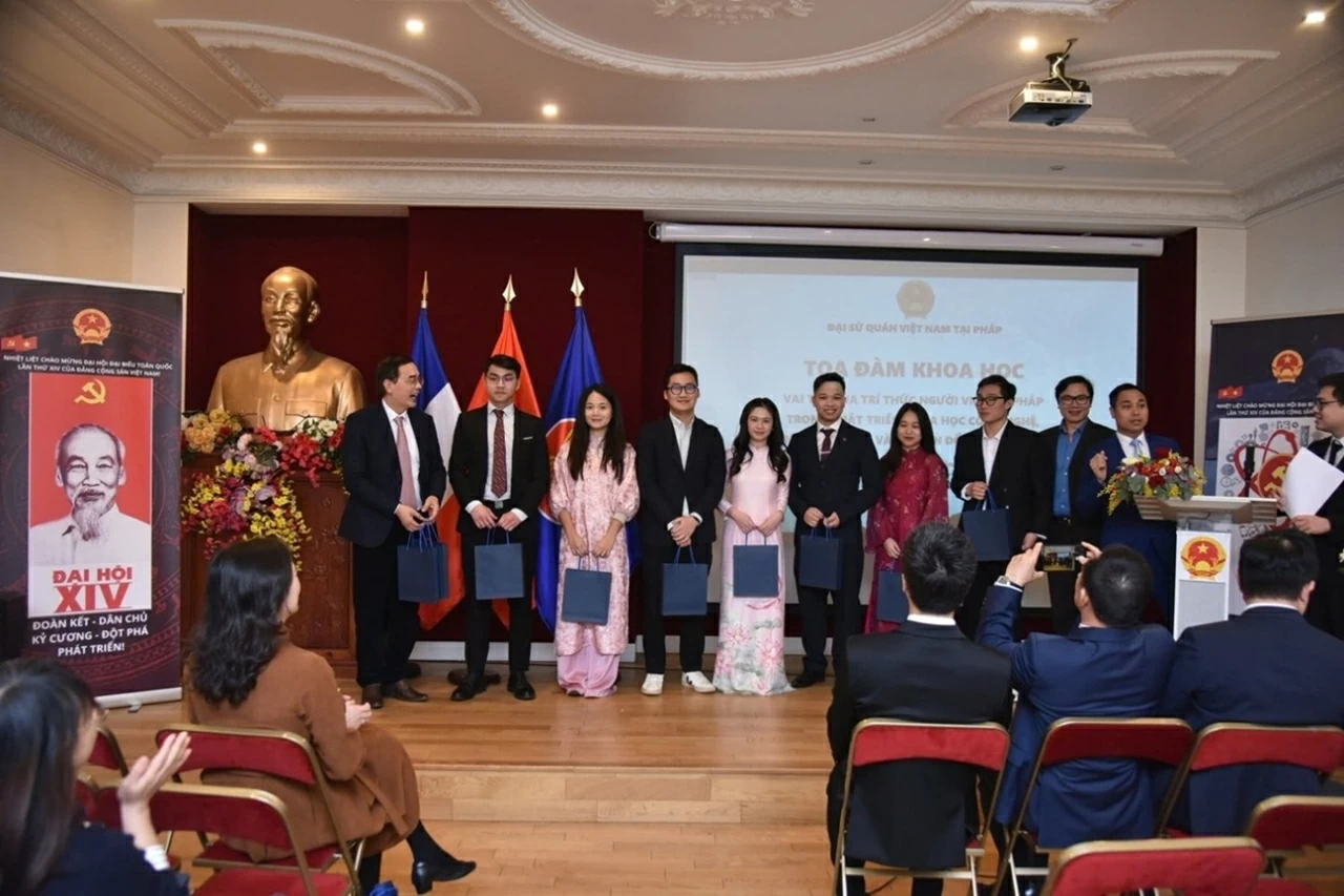 Segundo seminário científico sobre o papel dos intelectuais vietnamitas expatriados na França. Tọa đàm khoa học lần thứ hai về vai trò trí thức kiều bào Việt Nam tại Pháp