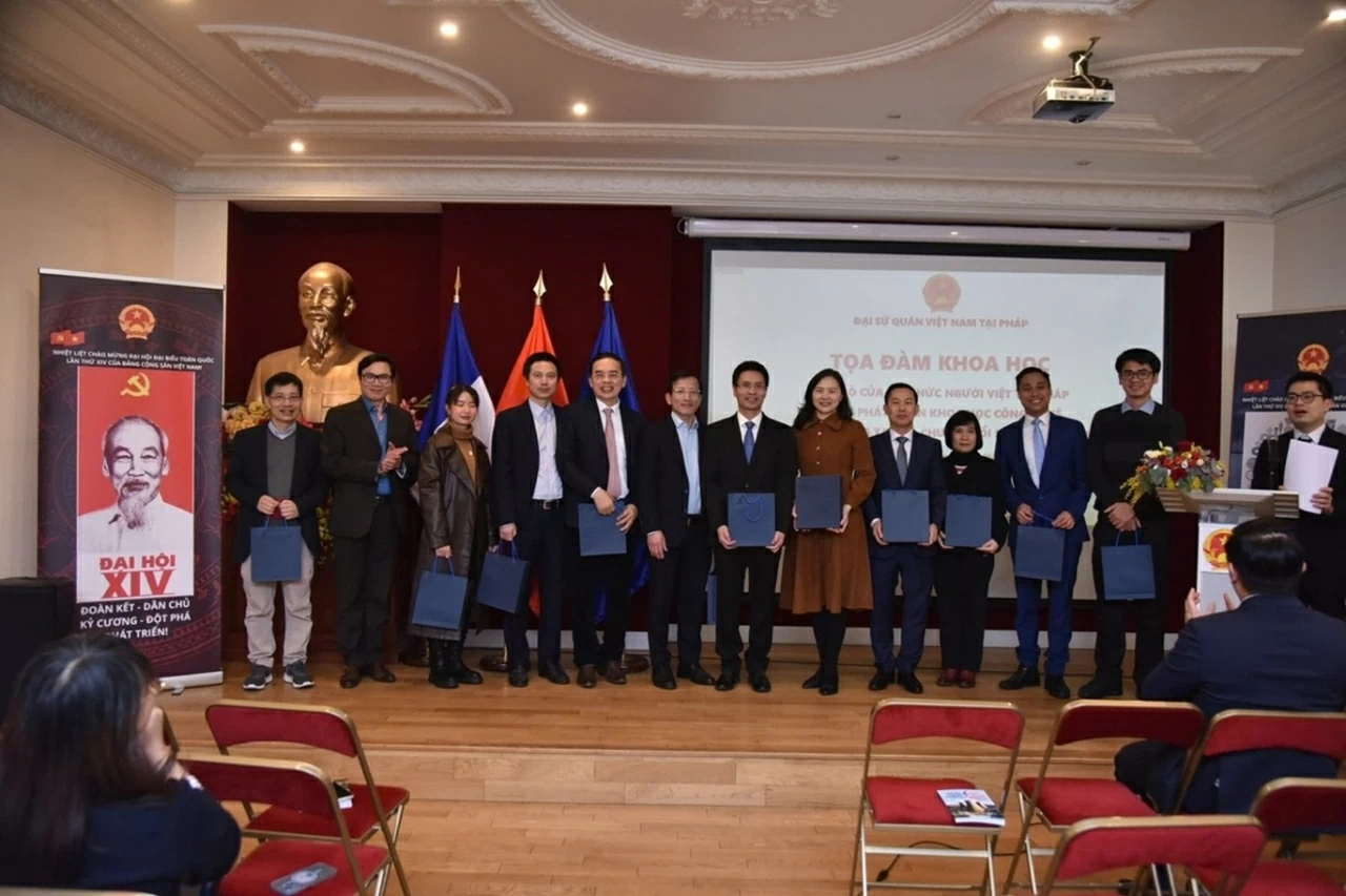Segundo seminário científico sobre o papel dos intelectuais vietnamitas expatriados na França. Tọa đàm khoa học lần thứ hai về vai trò trí thức kiều bào Việt Nam tại Pháp