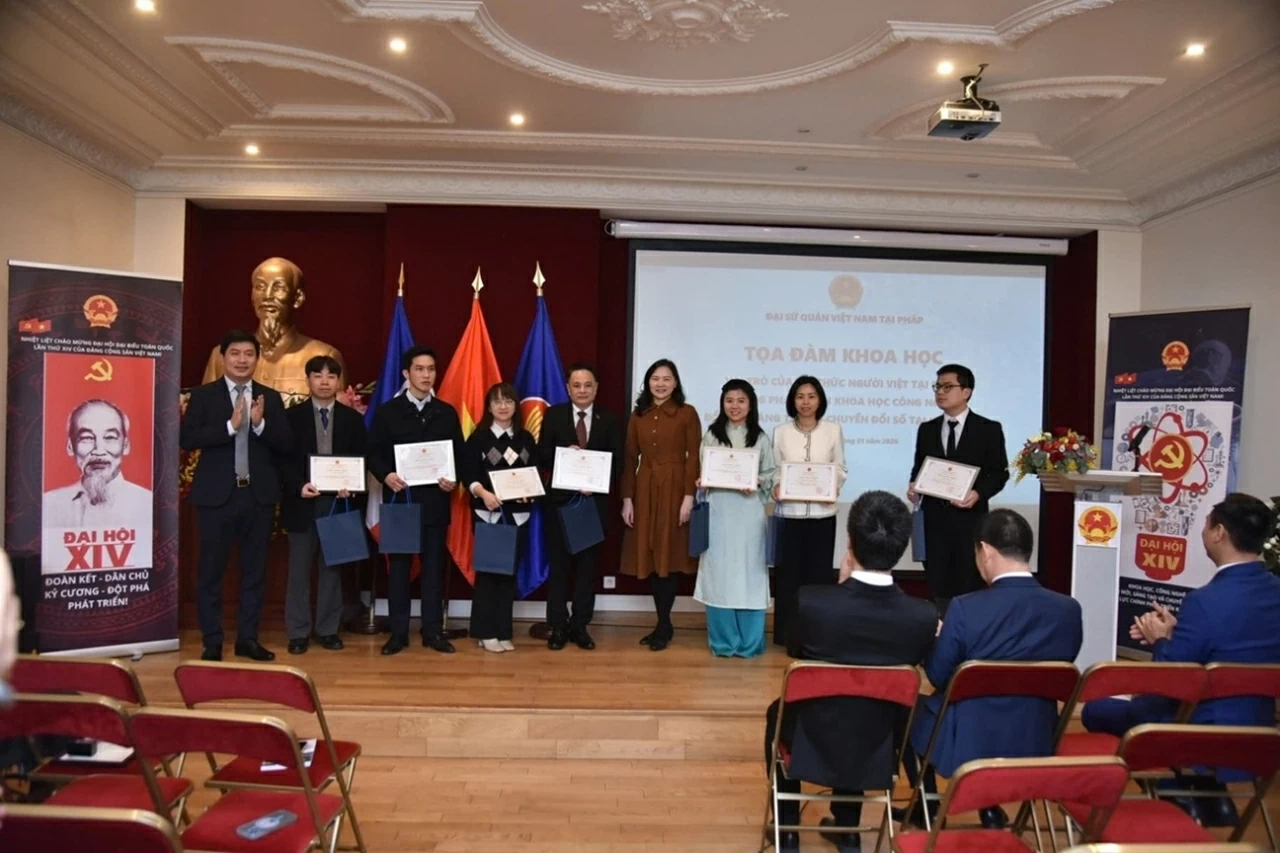 Segundo seminário científico sobre o papel dos intelectuais vietnamitas expatriados na França. Tọa đàm khoa học lần thứ hai về vai trò trí thức kiều bào Việt Nam tại Pháp