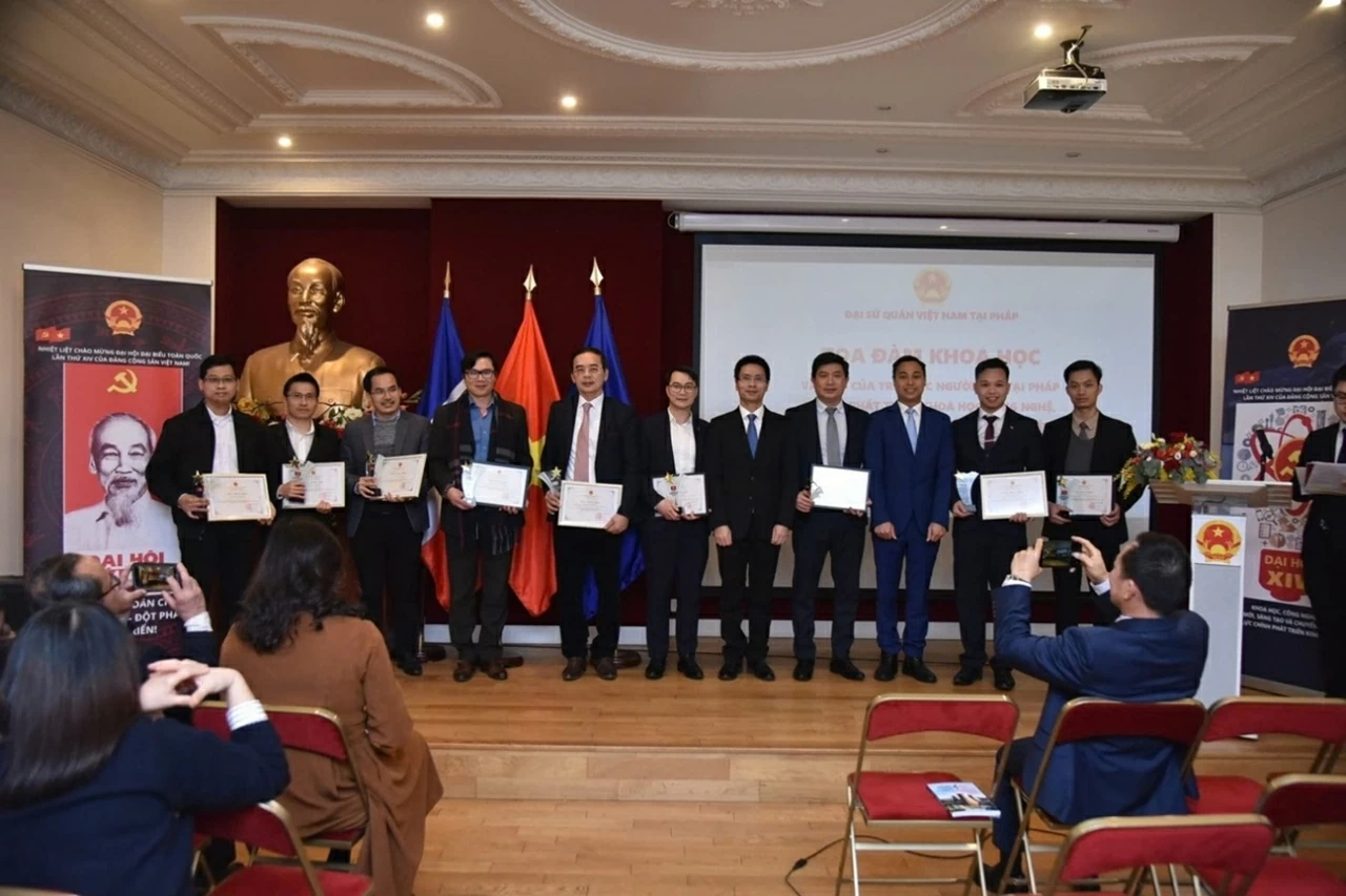 Segundo seminário científico sobre o papel dos intelectuais vietnamitas expatriados na França. Tọa đàm khoa học lần thứ hai về vai trò trí thức kiều bào Việt Nam tại Pháp