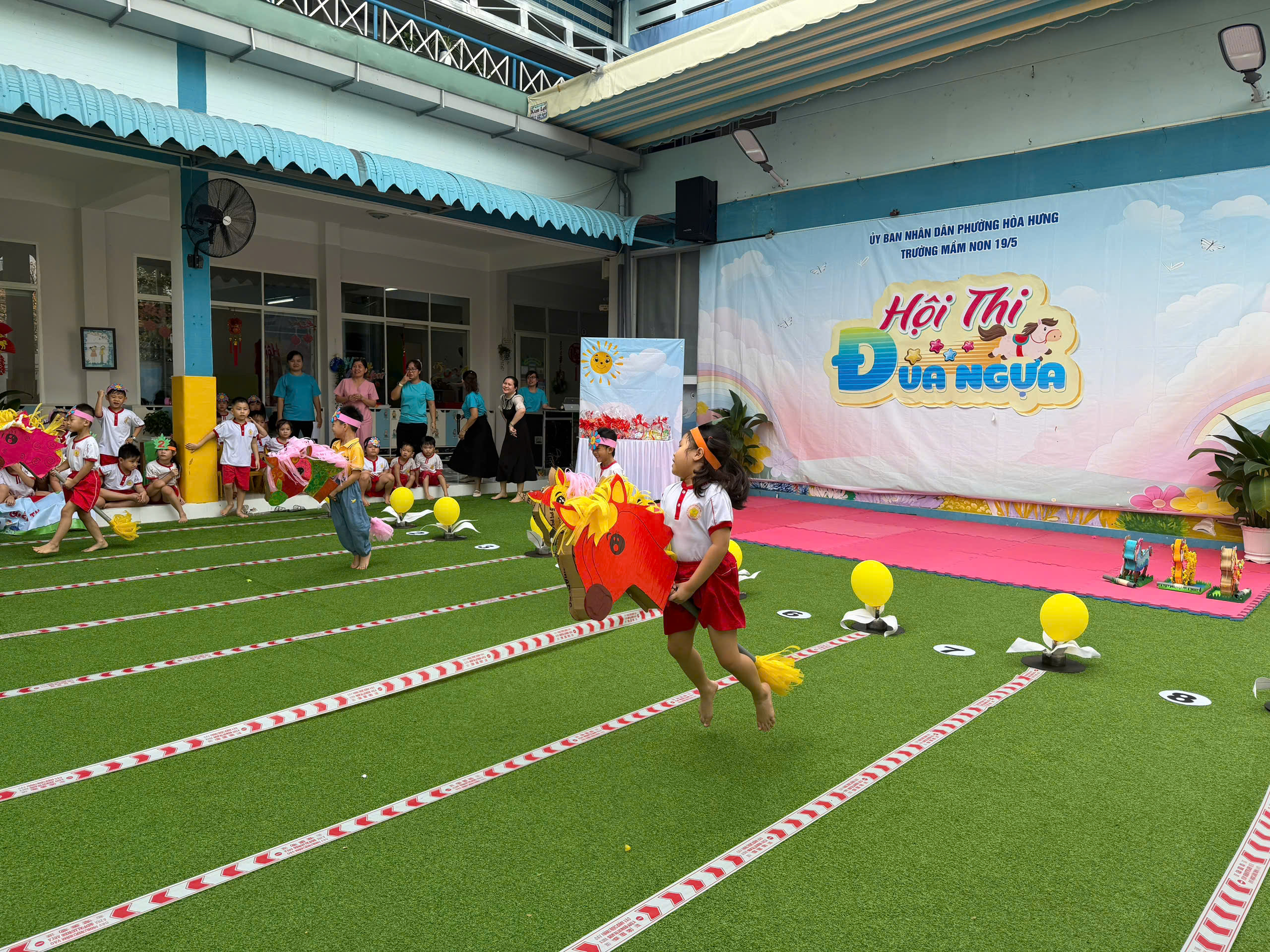 Độc đáo hội thi 'đua ngựa' trong trường học TP.HCM - Ảnh 2.