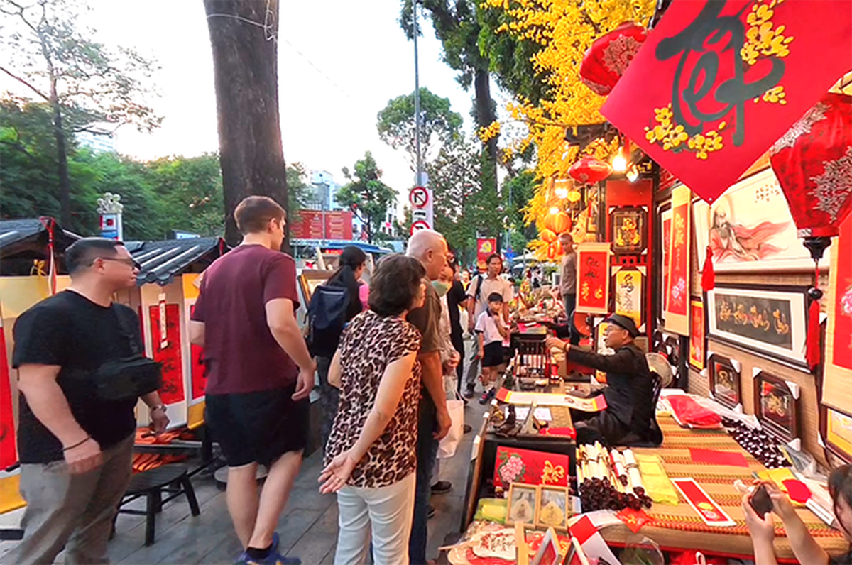 Cidade de Ho Chi Minh: A Rua dos Calígrafos e a Rua das Flores de Damasco recebem com brilho o Ano do Cavalo - Foto 2. TPHCM: Phố ông đồ và Đường mai rực rỡ đón xuân Bính Ngọ- Ảnh 2.