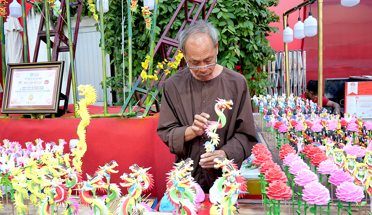 Cidade de Ho Chi Minh: A Rua dos Calígrafos e a Rua das Flores de Damasco recebem com brilho o Ano do Cavalo - Foto 4. TPHCM: Phố ông đồ và Đường mai rực rỡ đón xuân Bính Ngọ- Ảnh 4.